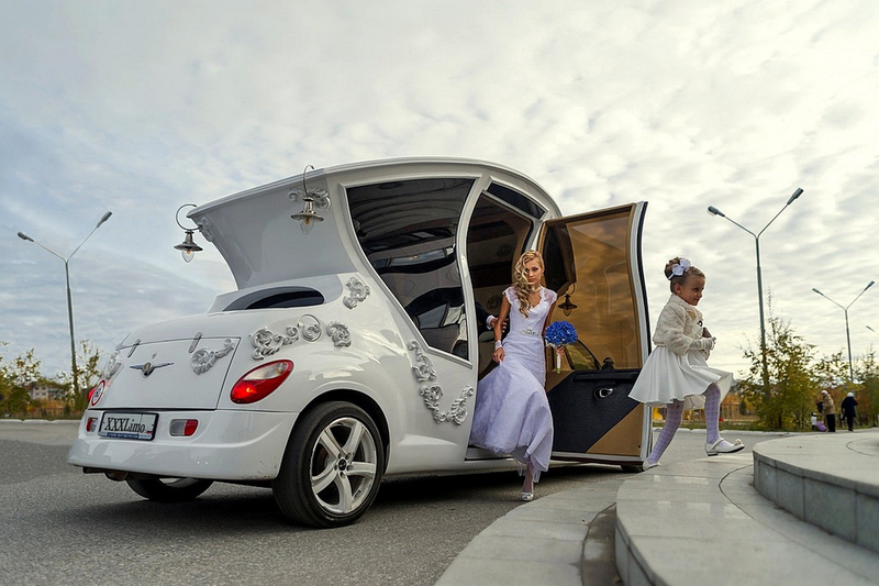 Illustration for article titled This Russian PT Cruiser Wedding Limo Is The Worst Thing Ever